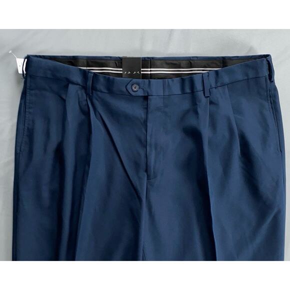Jos A Bank Traveler Traditional Fit Pleated Easy Care Dress Pants. Navy, 44X32. - Picture 4 of 7